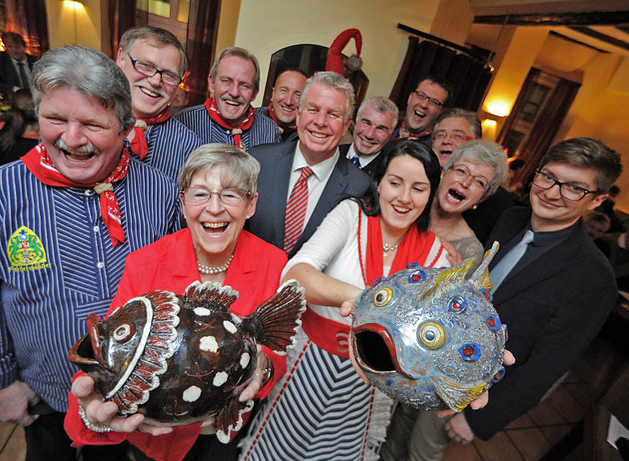 Helga Marschang, zusammen mit den "Fischerwääder Brauchtumsverein"